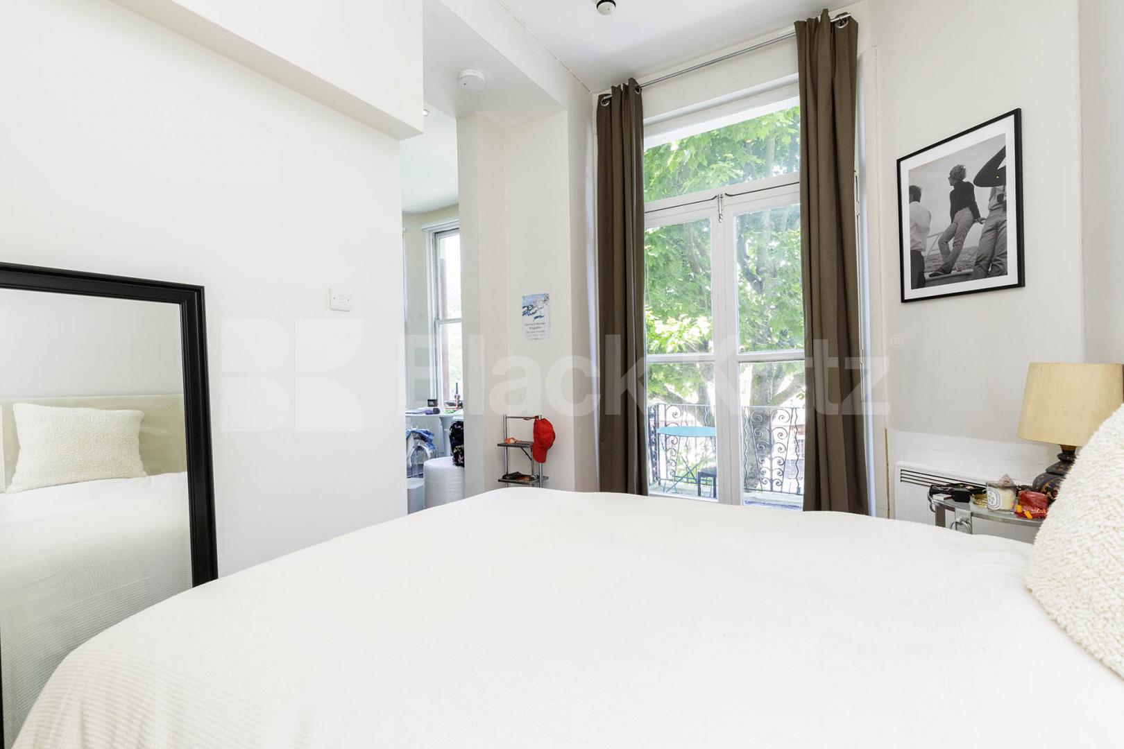 Modern studio set within a large period house mins to tube and shops Sutherland Avenue, Maida Vale